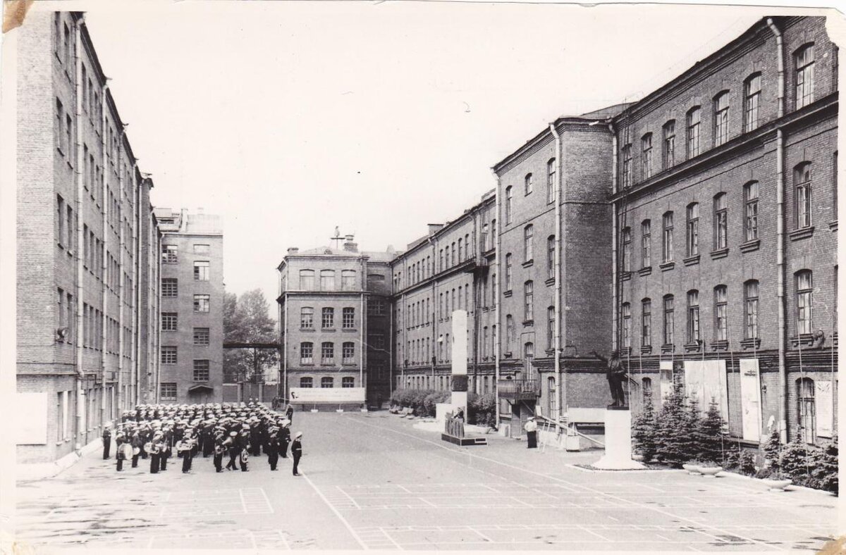 1980-е гг. Ленинград. Фото: Алексей Можин (опубликовано на сайте citywalls.ru). Hовоморские (Дерябинские) казармы – Школа подводного плавания – Учебный отряд подводного плавания им. С.М. Кирова. Командиром УОПП им. Кирова в 1931-1939 гг. был Броневицкий П.С. 