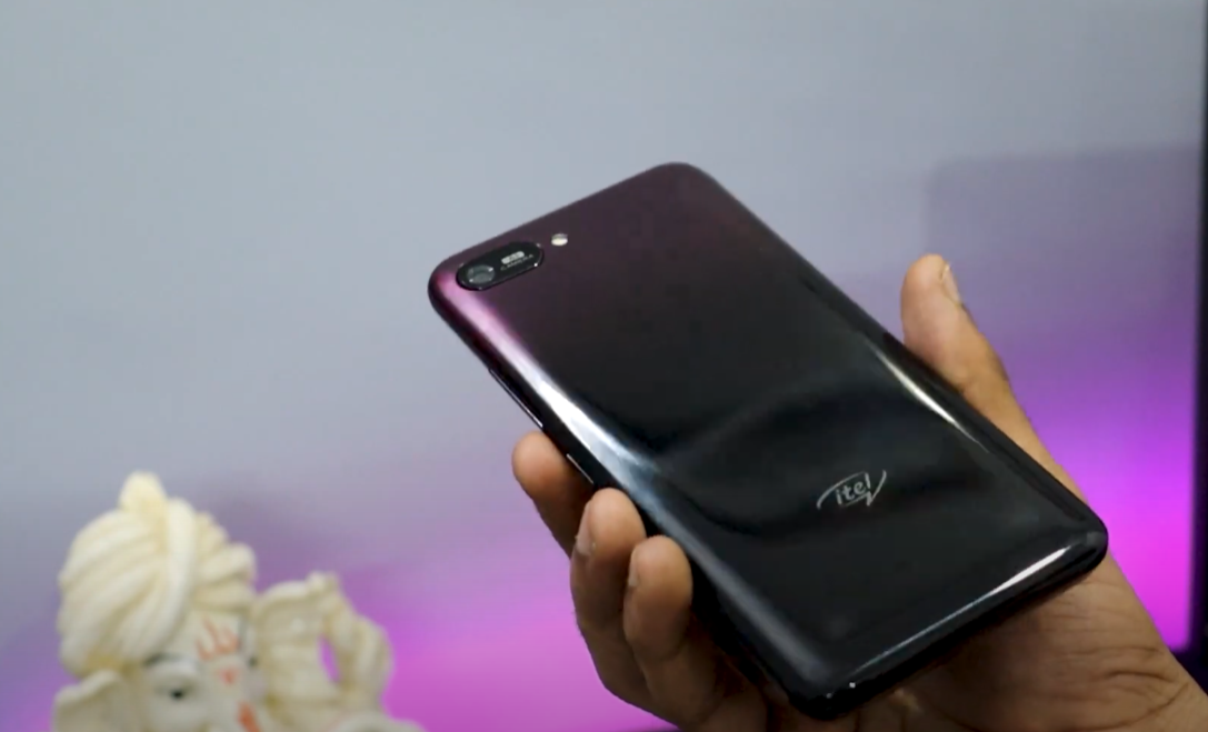 Задняя панель не имеет олеофобного покрытия, быстро пачкается. Фото: Tech&Talk