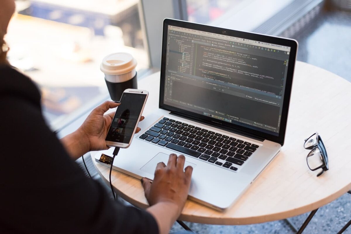 MODX - бесплатная и удобная CMS для разработки простых сайтов. Источник: https://saitodrom.com