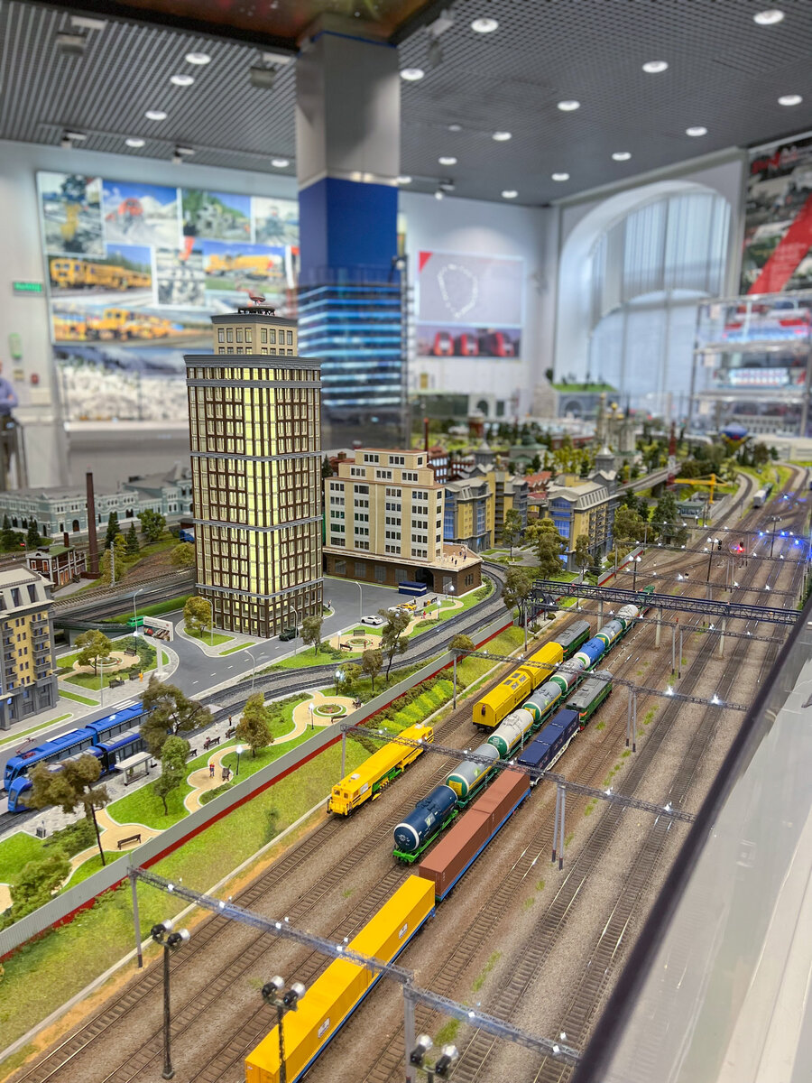 нажмёшь на кнопочку и запустишь движение поездов.