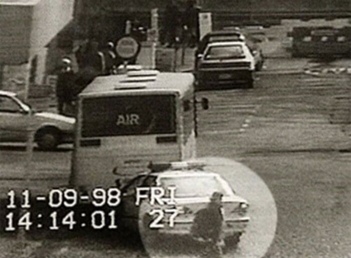 На этом кадре с камеры видеонаблюдения видно, как Кайо Матсузава, выйдя из автобуса, идёт к отелю