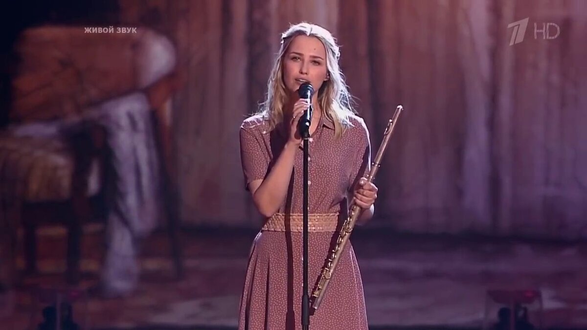 Аглая Шиловская во время исполнения песни "Город, которого нет"