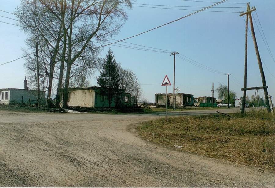 Вот что осталось от улицы 3 Сентября после пожара. Теперь обгорелые жилища спихнули бульдозером, и осталось чистое поле