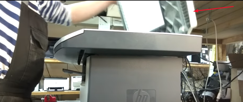 Винты расположены по краям по всему периметру верхней крышки