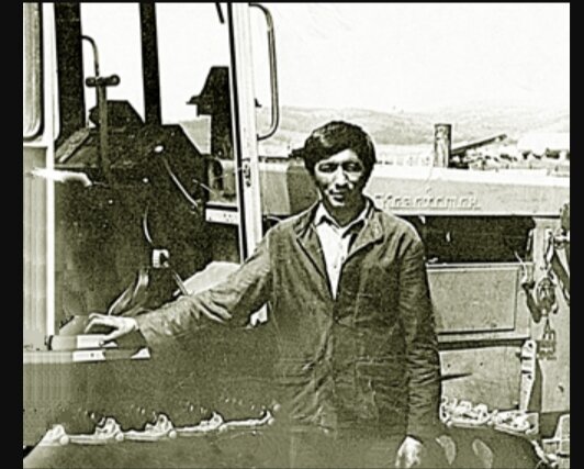 Фото Радика Утягулова на фоне трактора 