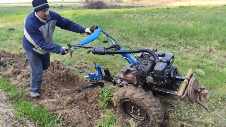 Мотоблок лучше все же использовать по его прямому назначению. И в трезвом виде!