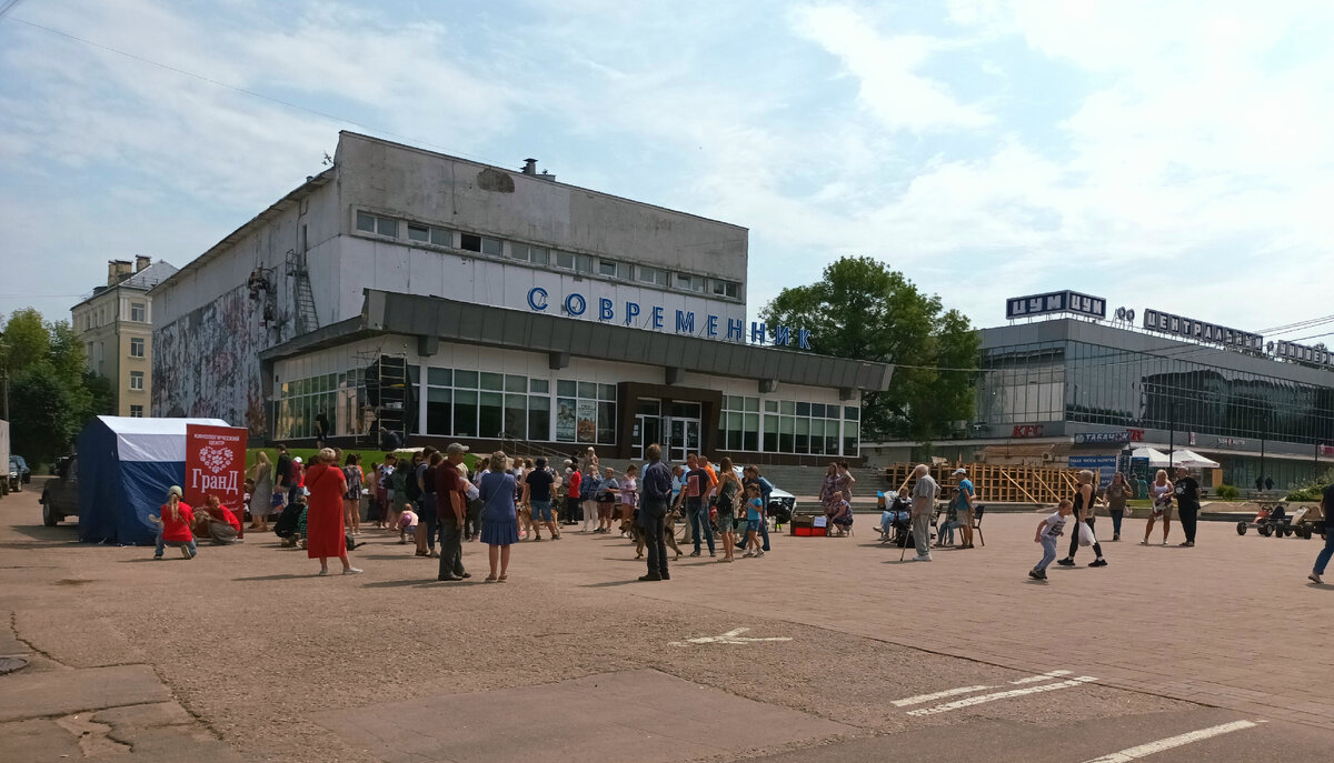 Выставка возле кинотеатра Современник. Люди только начинают прибывать на место "встречи"