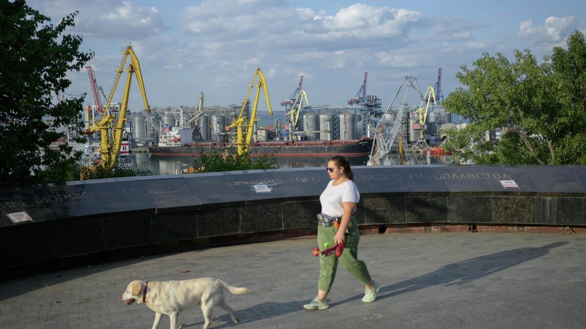    Женщина на набережной в Одессе© AFP 2022 / Bulent Kilic
