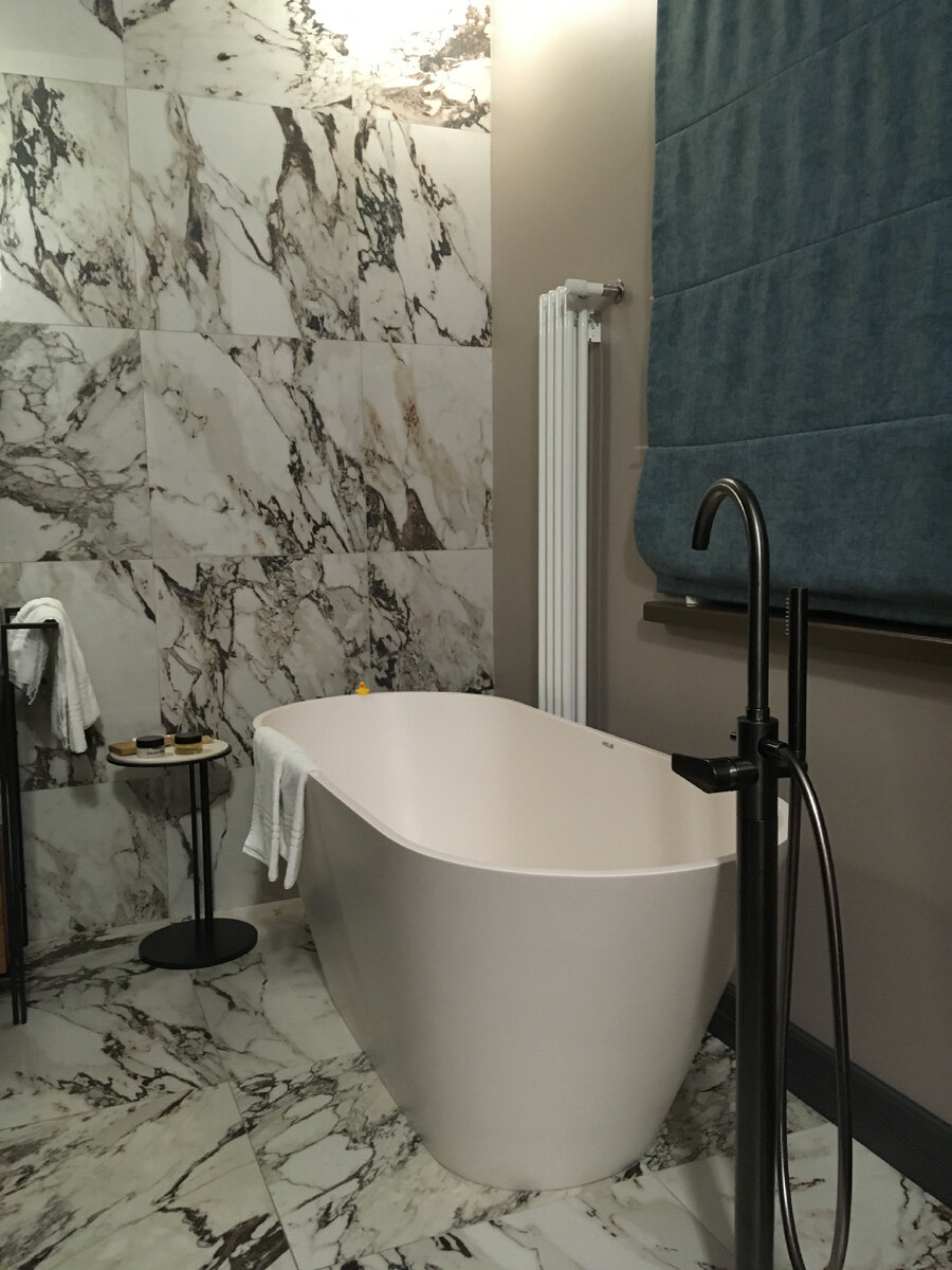 Ванная прямо в номере. Пена и соль для ванн были предоставлены отелем. 