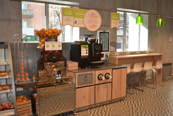 В торговых сетях открывают зоны кафе, тренд не новый, но после пандемии он усилился, говорят специалисты