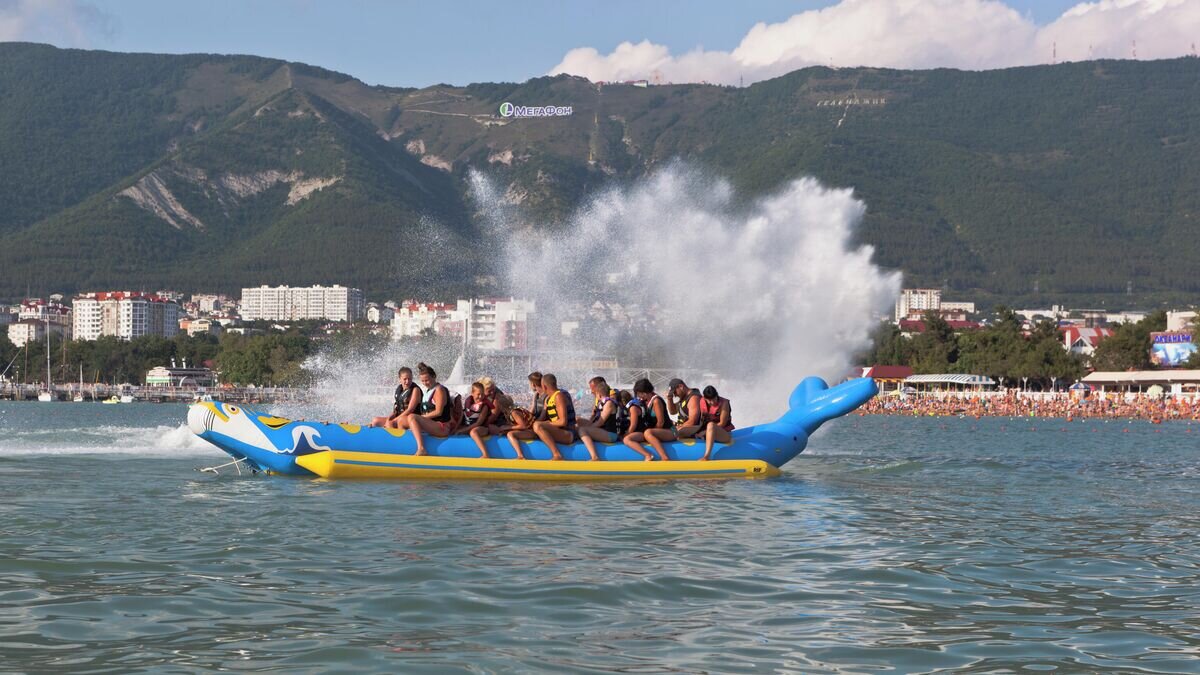    Люди катаются на банане в Геленджике© Depositphotos / muhor