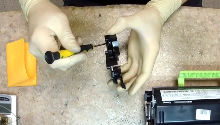 Фото 9. Выкручиваем винты