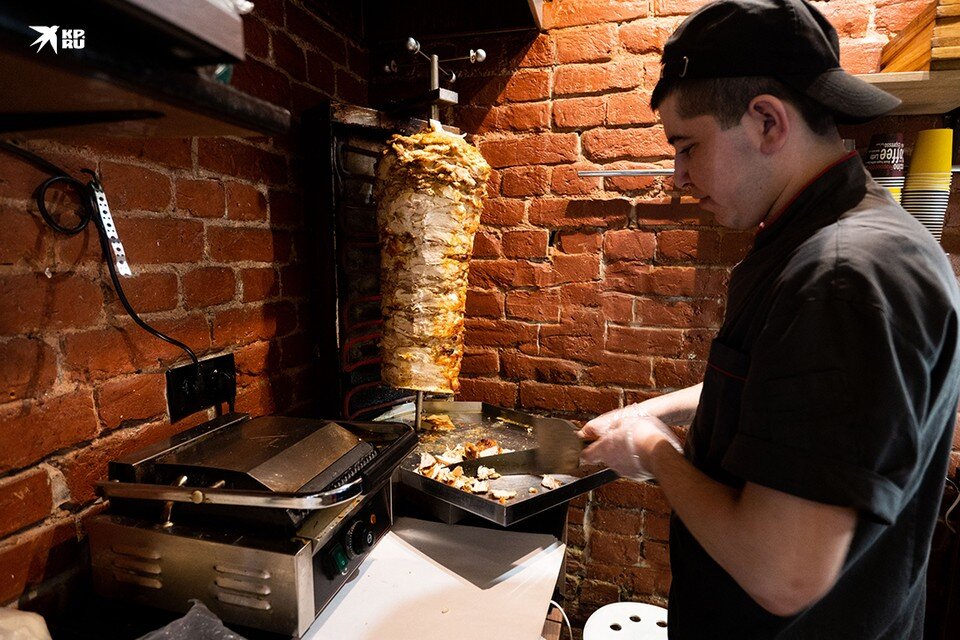     Шаверма стала появляться и в меню приличных ресторанов. Юлия ПЫХАЛОВА