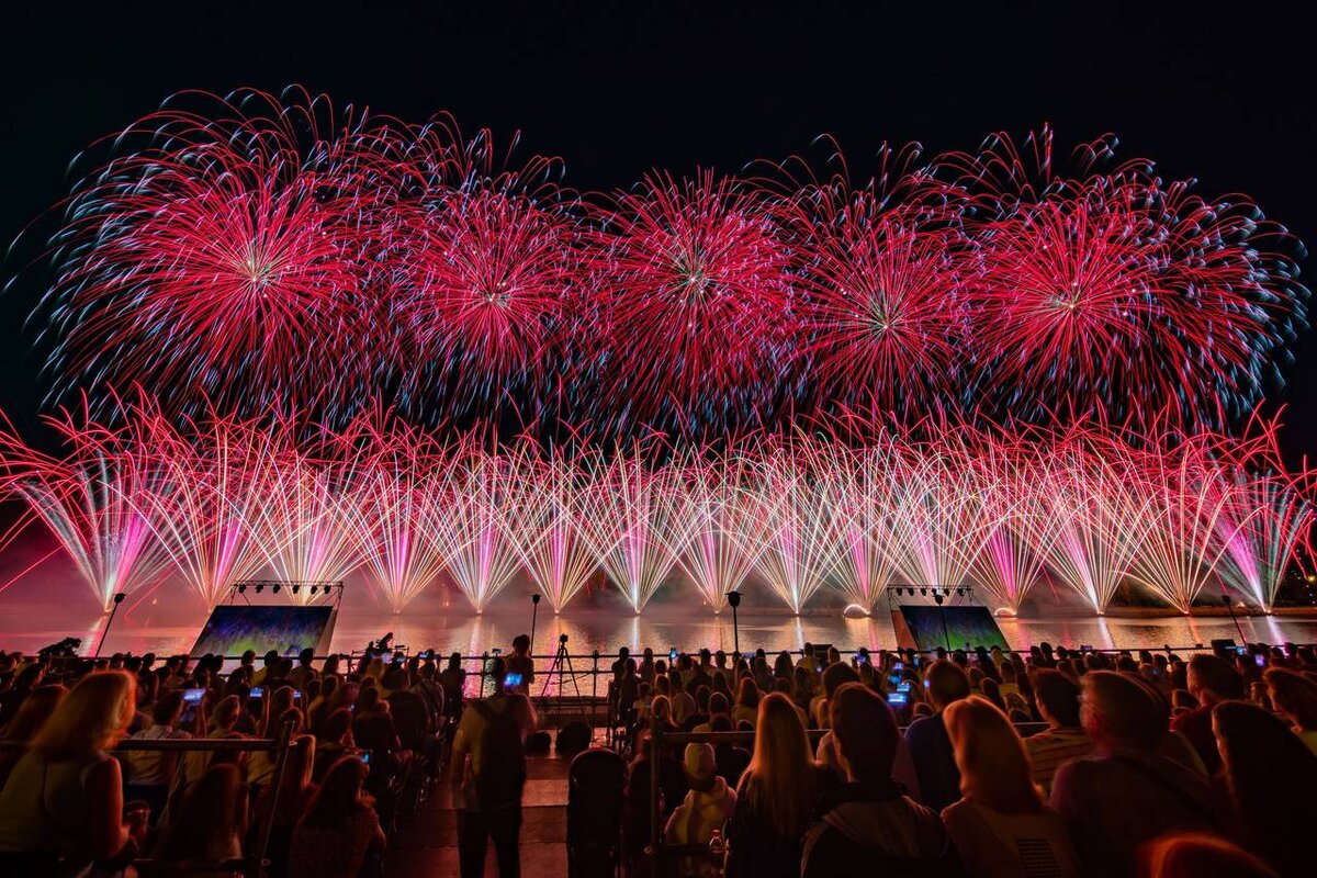 Фестиваль фейерверков ростех 2024. Fireworks and festive atmosphere.