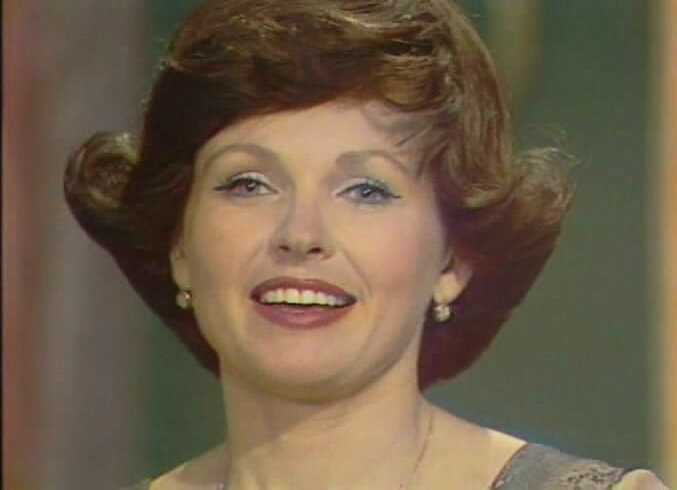 Кадр из фильма-спектакля "Бенефис Ларисы Голубкиной" взят для иллюстрации из Яндекс Картинки.  