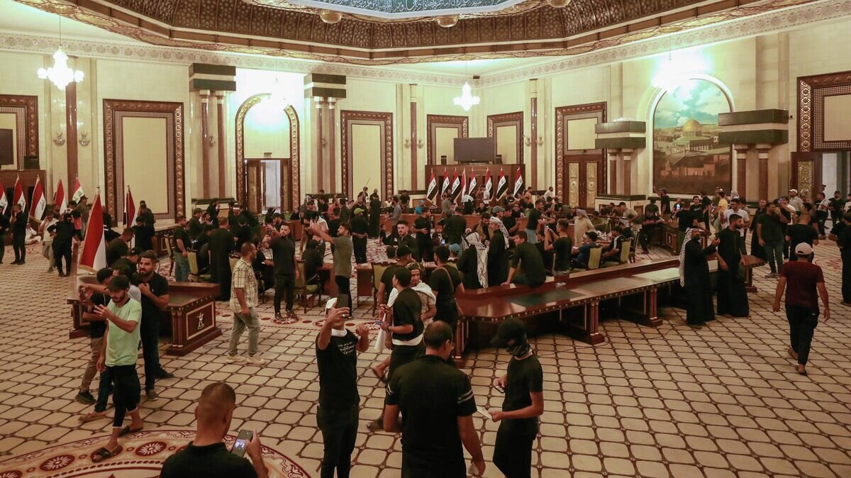    Сторонники Муктады ас-Садра в Республиканском дворце в Багдаде© AFP 2022 / Ahmad Al-Rubaye