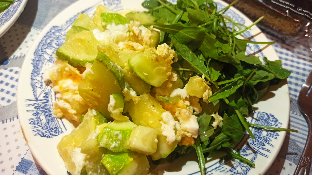 Кабачок с яйцами, руккола, булочка, чай