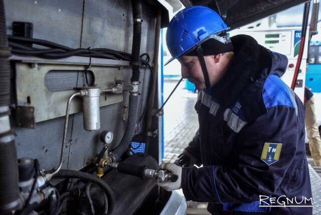    Заправка автобуса на новой газовой АЗС Дарья Антонова © ИА REGNUM