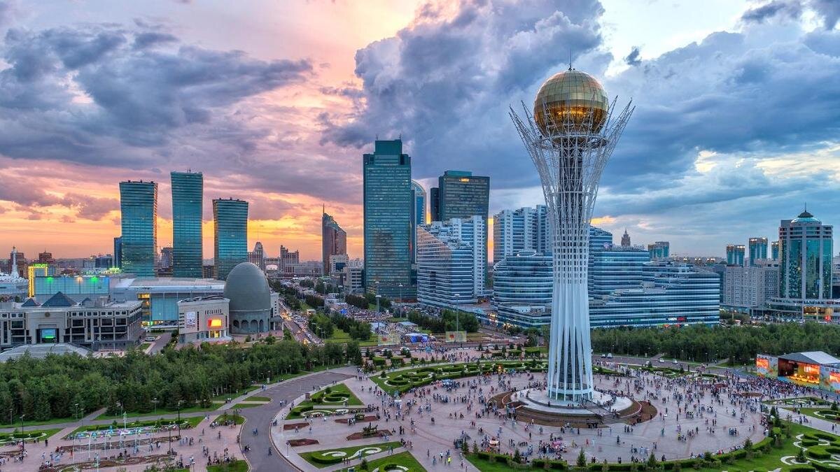    Монумент "Байтерек" в Нур-Султане:Максим Золотухин