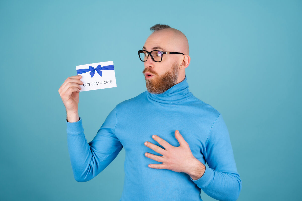 <a href="https://ru.freepik.com/free-photo/a-young-man-with-a-red-beard-in-a-turtleneck-and-glasses-on-a-blue-background-holds-a-gift-certificate-smiles-cheerfully-perky-mood_22534870.htm#query=%D0%BA%D1%83%D0%BF%D0%BE%D0%BD&position=7&from_view=search">Изображение от kroshka__nastya</a> на Freepik 