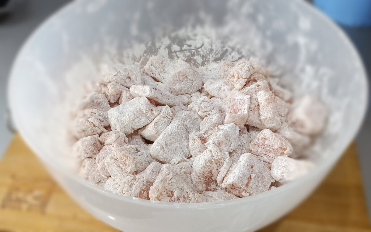 Должно получиться вот так, чтоб каждый кусочек был полностью в крахмале.