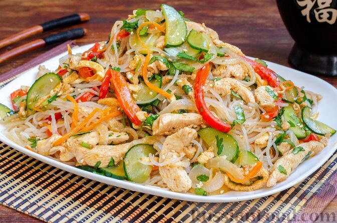 фунчоза, куриное филе, перец болгарский красный, огурцы, морковь, лук репчатый, чеснок, яйца, соус соевый, уксус столовый, масло растительное, кинза, кунжут, паприка молотая, семена кориандра, перец чёрный молотый, сахар, соль