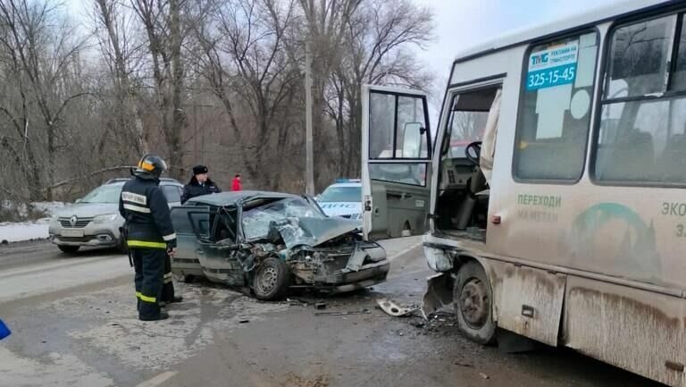     Днем 6 февраля отечественная «пятнашка» столкнулась с автобусом №79 в Кировском районе Волгограда. В результате аварии пострадали двое человек — водитель и пассажирка легковушки.