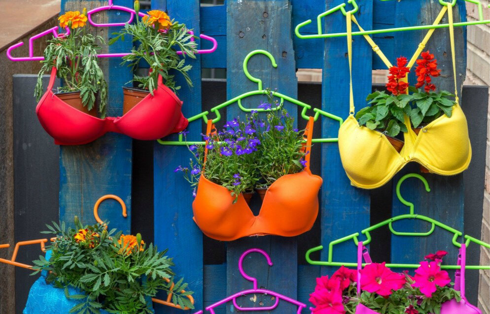 Немного юмора никому не повредит)). Цветочки здесь растут в горшках, их всегда можно красиво поставить вокруг старого пня или горки камней.