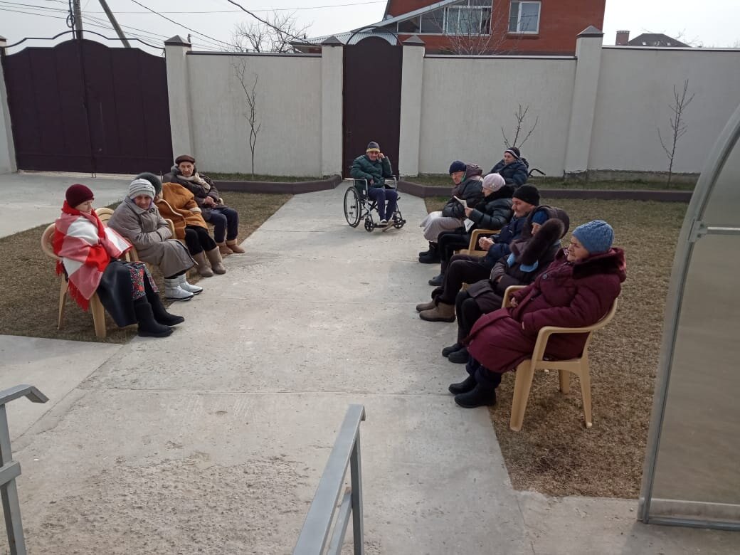Пансионат Мирника Дроздово. На прогулке во дворе.