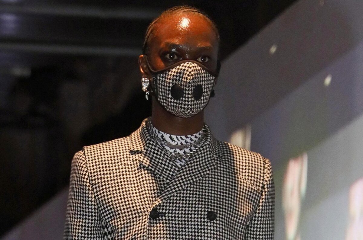 Как только дизайнеры заметили ажиотаж вокруг масок, сразу начали появляться брендовые маски!