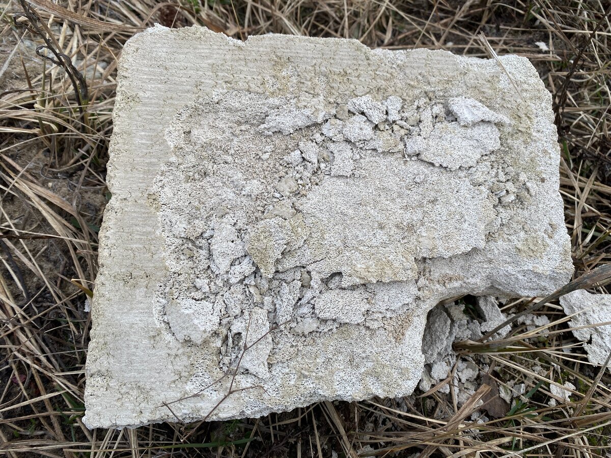 НА этом блоке разрушение в виде расслоения.