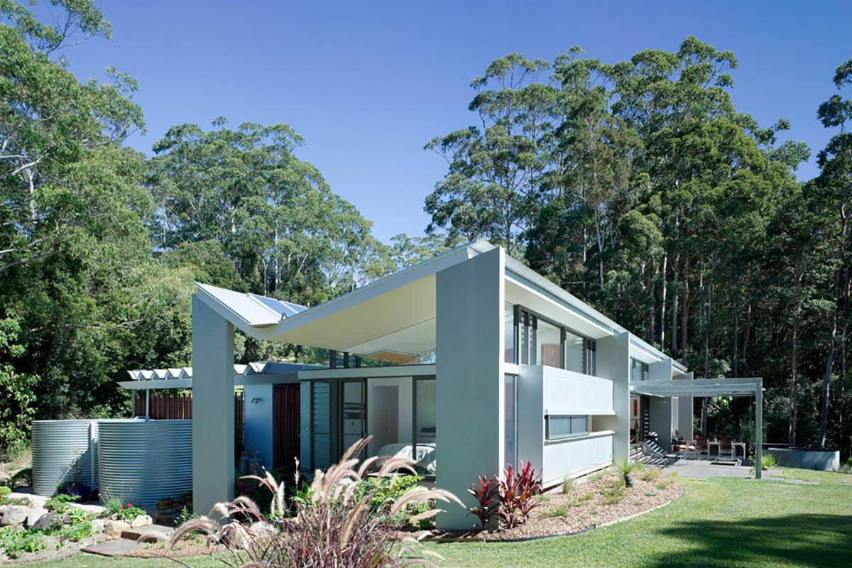 Этот современный одноэтажный загородный дом построен на живописной лесной поляне с видом на долину и водопад Саншайн-Кост в Австралии.