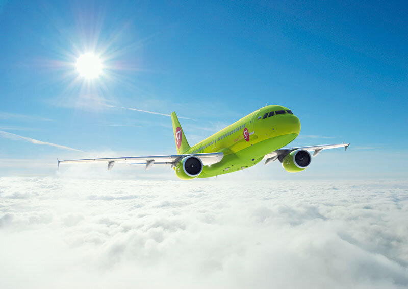 Summer flight. Самолёты авиакомпании s7 Airlines. Зелёный самолёт s7. Самолет эссевен 7. Самолет Сибирь s7.