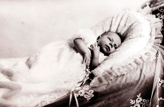 Здесь будущей Елизавете II всего 5 недель