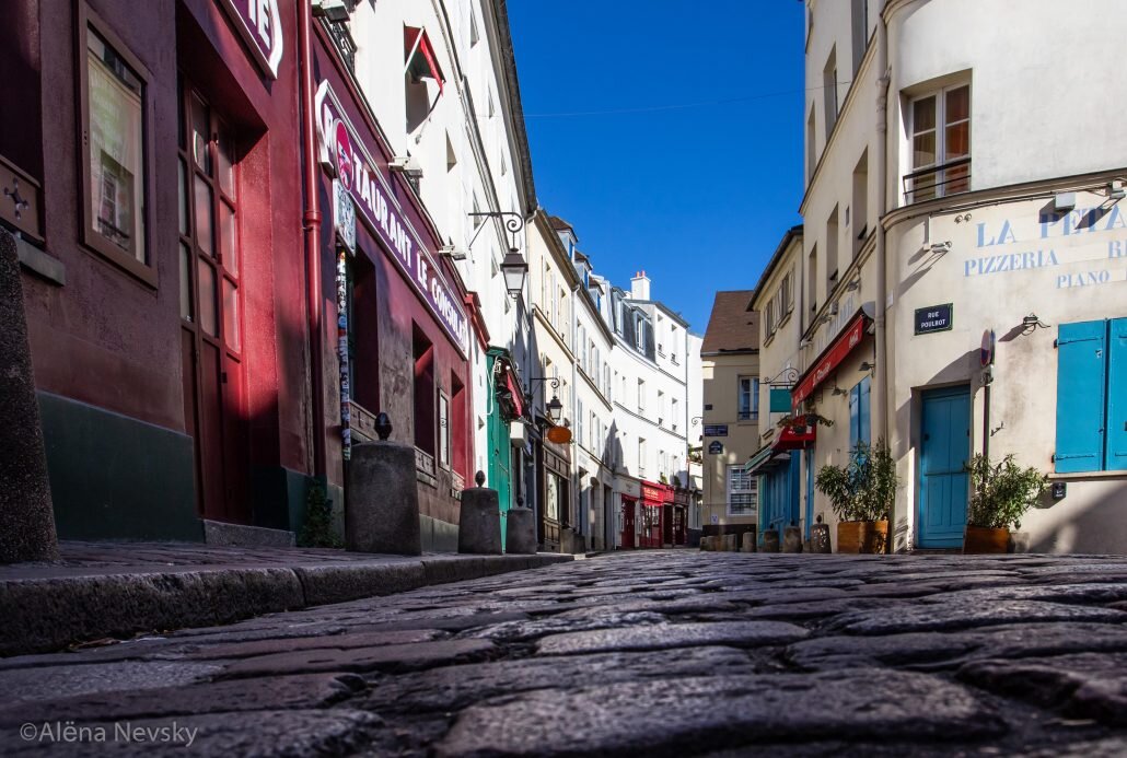 Montmartre brut. Улочка Монмартра 2022 дождь фото.