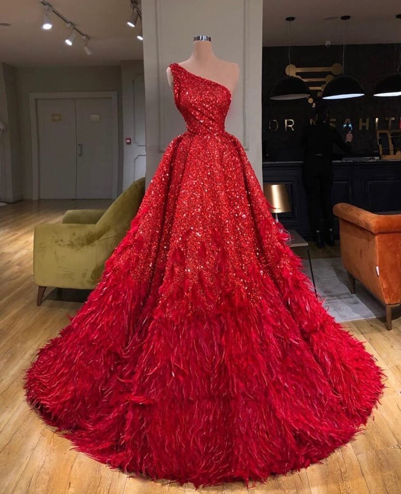 Женщина всегда и в любых ситуациях красива. Девушки такие хрупкие существа, но всегда следят за собой и своим внешним видом. 