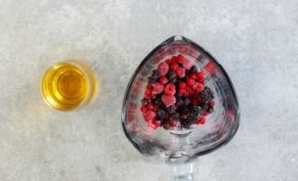 Если Вы предпочитаете пить смузи в охлаждённом виде, то размораживать ягоды не обязательно. Сразу отправьте ягоды в блендер и взбейте на пол оборота минуту. Так смузи получится с капельками льда. Если же хотите выпить напиток на завтрак, то рекомендуется ягоды разморозить, что бы не раздражать стенки желудка.