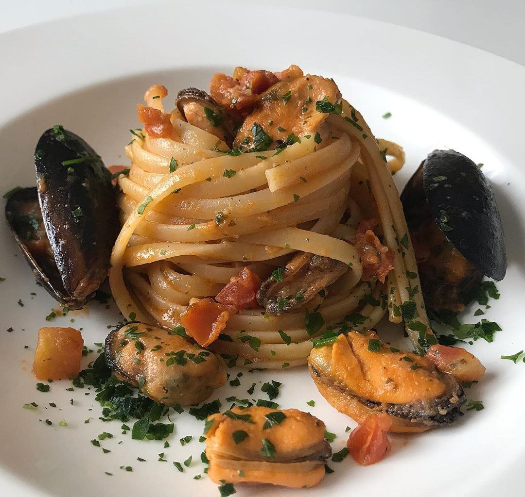 Мидии замороженные в сливочном соусе. Мидии замороженные в сливочном соусе. Мидии в сливочно-чесночном соусе в раковинах. Мидии в сливочно-чесночном соусе. Мидии замороженные корм.