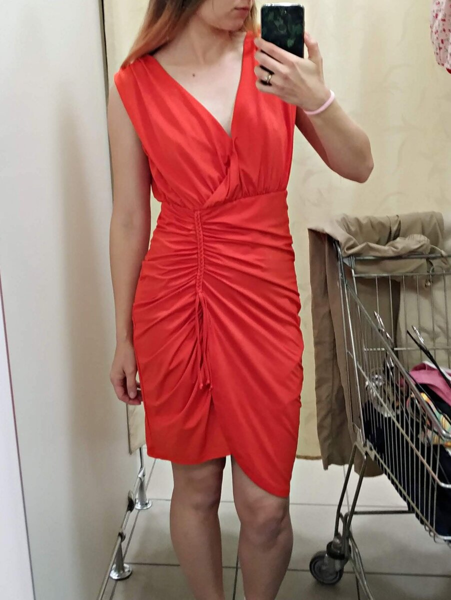 1. Коралловое платье со складками