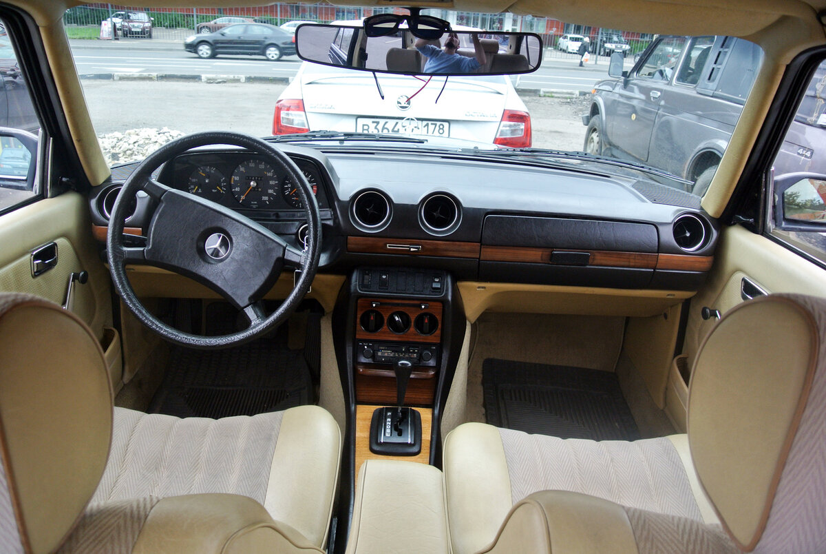 Кузов и салон. Смотрится W 123 как и все старые Mercedes очень стильно, строго и индивидуально, в этом облике,  несомненно, есть харизма. Ладно, перейдем к делу. При покупке  следует внимательно осматривать кузов, поскольку за такое долгое время многие кузова прогнили и из днища кузова можно проветривать ноги.
Внимательно следует посмотреть пороги, дно, колесные арки, нижние каемки дверей, место петлей дверей.
Поверхностная ржавчина это не самое страшное самое главное чтобы не было сквозной ржавчины в этих местах, и если вы заметили коррозию, 
то надо не медленно обработать проблемные места антикоррозийным средством. 