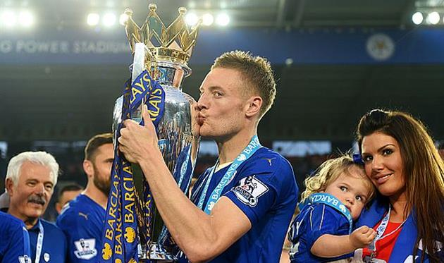 Джейми Варди с кубком АПЛ сезона 2015/2016 годов