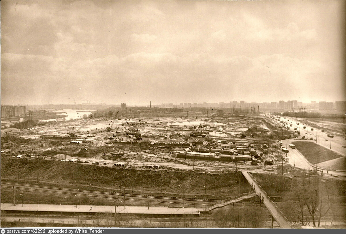 Прекрасное панорамное фото с квадрокоптера вид на станцию и стройку жилого комплекса в Сабурово. Тут видно, что платформа на Нахабино довольно широкая, наверно даже шире, чем сейчас.

