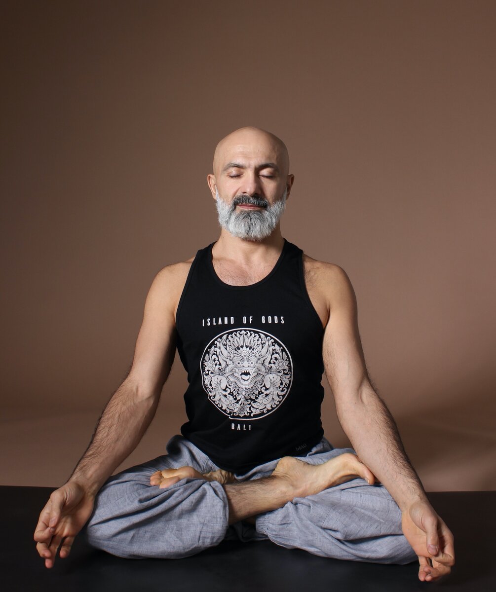 Как сделать так, чтобы наша практика была травмобезопасной и регулярной?                   Для этого нам необходимо обратиться к основополагающим моральным
принципам йоги – «Яма».
Нас в этом вопросе интересуют две «Ямы» – «Ахимса» и «Сатья».
«Ахимса» - ненасилие в любом виде. «Сатья» - честность по отношению к себе и к
окружающим.
«Ахимса» подразумевает корректный, ненасильственный подход ко всем своим
составляющим, а также к окружающему пространству. Практикуя йогу, необходимо
помнить об этом базовом понятии. Мы не травмируем свою систему, превосходя
порог своих возможностей. Каркас нашей физиологии достаточно прочен, а вот
психика очень чутко реагирует на некорректную практику. Поэтому нам необходимо
дозировать уровень нагрузки.
Если мы начинающие, то нам нужно выполнять доступные на данном уровне
техники и соблюдать баланс практики и отдыха, не перегружать неподготовленный
организм и психику чрезмерно долгой и напряжённой практикой.
Если же мы уже достигли среднего уровня, то и практика должна нести в себе вызов
и способствовать прогрессу.
Следующий принцип «Ямы», который необходимо применять и в практике и в
жизни - «Сатья». Быть честным по отношению ко всем, в том числе и к себе. Нужно
объективно оценивать свои возможности и тот уровень практики, который вы
выполняете. Принять себя и свое исходное состояние, не как повод для того, чтобы
опустить руки и отчаяться, а для того, чтобы принять вызов и, работая над собой,
качественно изменить свою жизнь к лучшему.
Также необходимо каждый раз перед тренировкой реально оценивать своё
состояние в настоящем моменте. Даже если вы уже опытный практик, но чувствуете
себя не очень хорошо, стоит прислушаться к ощущениям в теле и сделать мягкую
практику или ограничиться дыханием и релаксацией.
Практикуя каждый день, хорошо заканчивать практику с чувством «лёгкого голода»,
чтобы на следующий день мы с радостью возвращались на коврик. Если же мы
ежедневно перегружаем себя, то нас неизбежно ждёт «откат» в практике, вплоть до
перегорания и прекращения регулярных занятий. Чрезмерное напряжение в
первую очередь сказывается на нервной системе, что приводит к нестабильному
психо-эмоциональному состоянию. Как следствие, практика начинает вызывать
отторжение.

Для того, чтобы наша садхана была плодотворной и успешной, необходимо создать
положительный настрой, созидательное намерение и не допускать деструктивных
мыслеформ.
И помните, что практика на коврике – это лишь отработка и приобретение важных
поведенческих стереотипов, которые мы применяем для преображения нашей
реальности. Подлинная йога – это наша жизнь! Проживайте ее в полной мере!