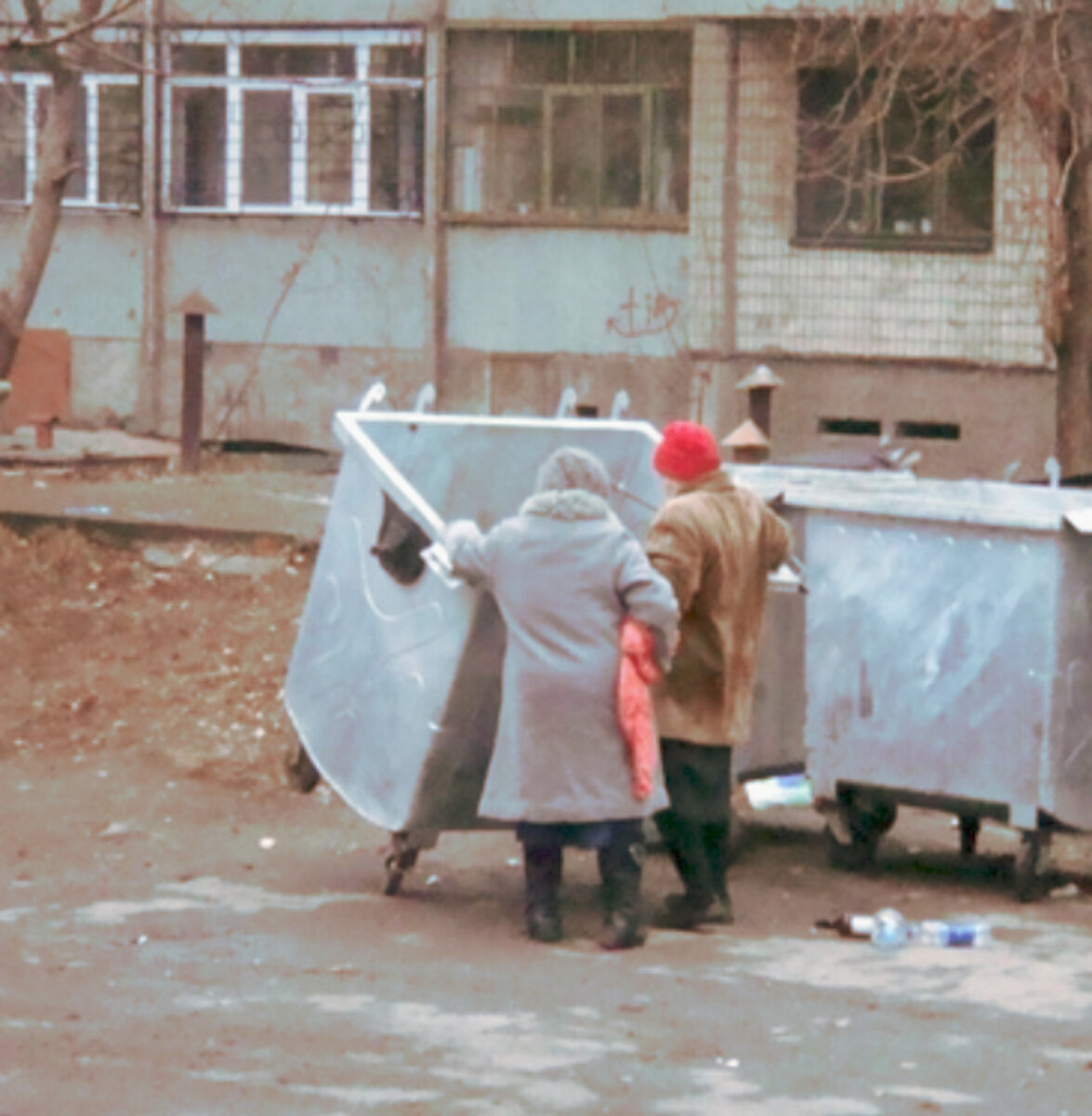 Бабушки роются в мусоре. Представьте на их месте своих родственников.