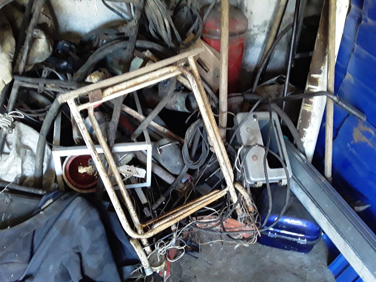 В левом углу гаража.