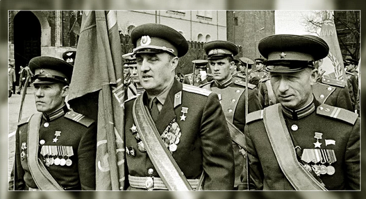 Герои штурма Рейхстага Михаил Егоров, Константин Самсонов и Мелитон Кантария со Знаменем Победы на военном параде 9 мая 1965 года
