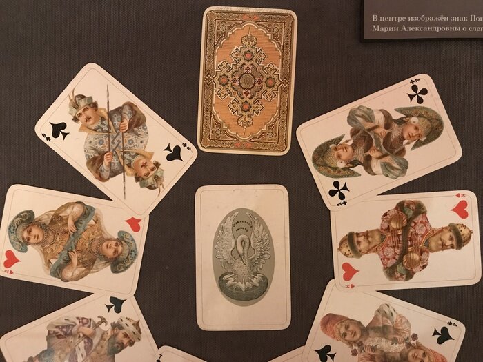 Обратите внимание на изображение пеликана