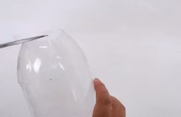 Отрезаем горлышко пластиковой бутылки