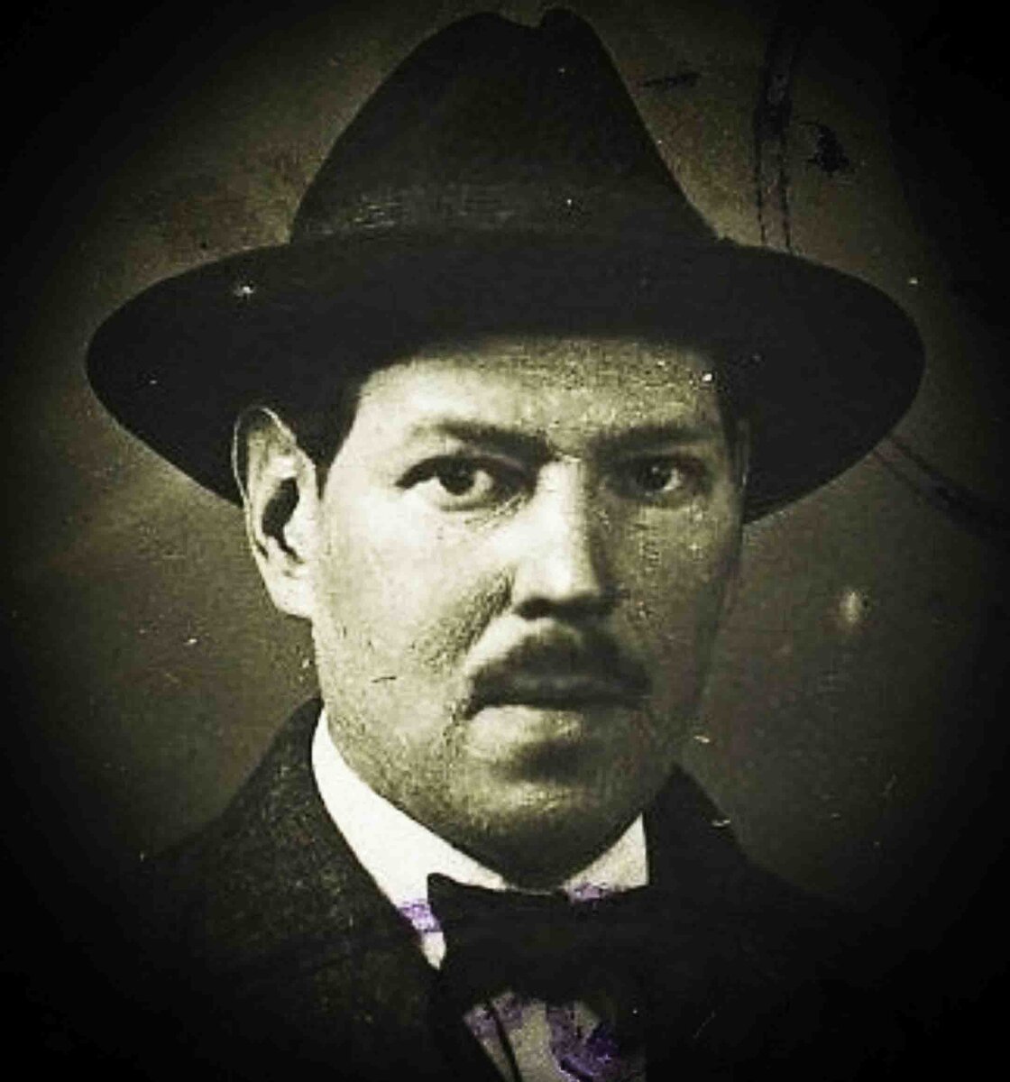 Кайгородов Анатолий Дмитриевич (1878-1945) - живописец, член общества русских акварелистов, Общества имени А. Куинджи, Товарищества передвижников. Отец художника Дмитрий Никифорович Кайгородов — известнейший русский лесовод, педагог и популяризатор естествознания, «отец» русской фенологии, почётный профессор Санкт-Петербургского лесного института. Автор многочисленных научных трудов, учебных пособий, книг о природе, статей и сказок.
Анаталий Кайгородов учился в Центральном училище технического рисования барона А.Л. Штиглица, в Высшем художественном училище при Императорской академии художеств у А. Куинджи и В. Матэ. В 1903 году окончил юридический факультет Санкт-Петербургского университета. В 1903—1905 гг. продолжил обучение живописи за границей во Франции.
С 1900 г. участвовал в многочисленных международных выставках  художников. В 1913 году получил премию графа Строганова, неоднократно получал премии конкурса им. А.И. Куинджи. Работы публиковались  в журналах "Столица и усадьба", "Нива", "Огонек". После революции участвовал в петроградских выставках Общества им. А.И. Куинджи.
В 1918 году эмигрировал в Эстонию. С 1920 г. жил в Таллинне. В 1921 г. открыл свою студию живописи и рисования, где обучались молодые русские и эстонские художники. Состоял членом Профессионального союза русских деятелей искусства в Эстии. В 1930-е , помимо занятий в своей студии, некоторое время преподавал в Таллинском педагогиуме. В 1935 году  содействовал созданию Русского культурно-исторического музея в Праге.
В 1939 г. обосновался в Познани, где прошли его последние персональные выставки. С приближением советских войск в конце Второй мировой войны бежал в Австрию. Анатолий Дмитриевич Кайгородов скончался 18 июля 1945 года в возрасте 66 лет в Австрии, где и был похоронен.
Семья Кайгородовых  были знакомы с Игорем Северянином. Художник интересовался эзотерикой, поддерживал связи с Рерихами, и состоял членом эстонского Антропософского общества. В октябре 1937 года  Кайгородов поздравил Комитет общества Н.К. Рериха в Риге с открытием музея имени Рериха. В его письме есть такие строки: «Будем желать, чтобы этот музей стал духовным центром для всех, идущих по пути культурного сотрудничества».