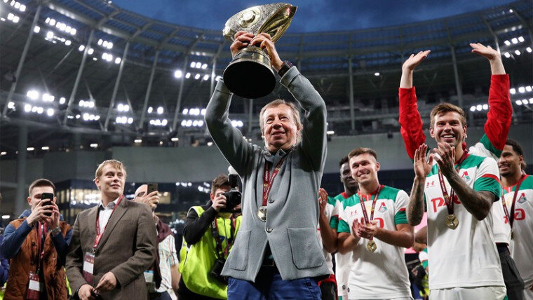 Сёмин поднимает над головой очередной трофей